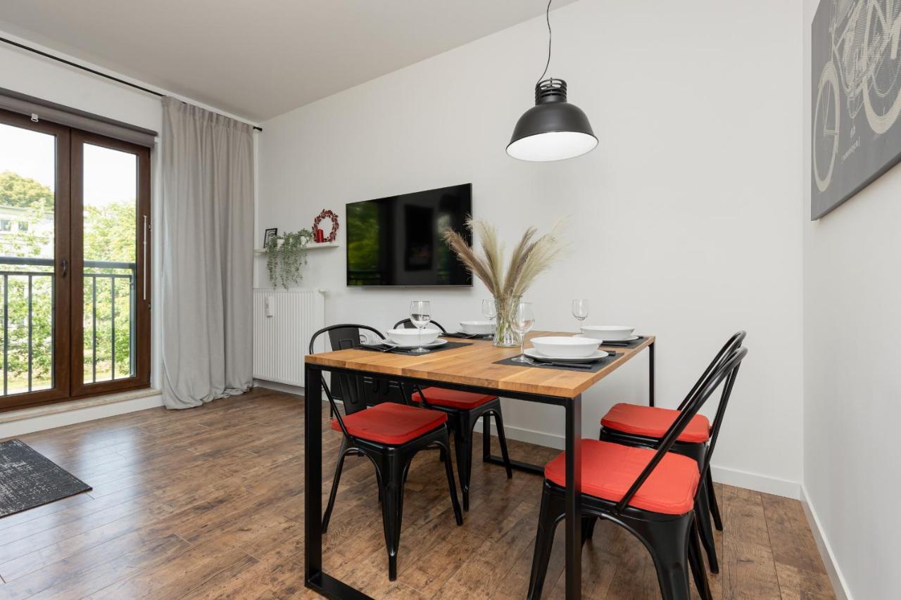 Stylish & Trendy 1 Bedroom Apartment Wola With Parking By Renters وارسو المظهر الخارجي الصورة